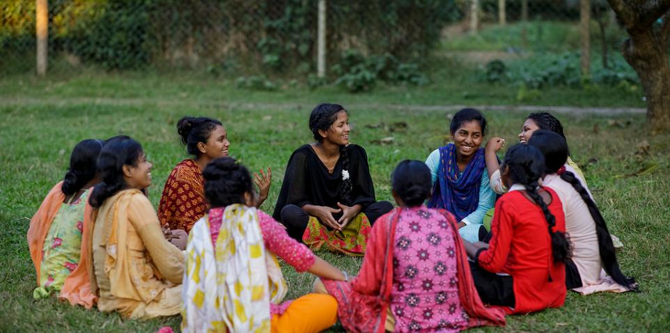 Rina und die anderen Auszubildenden im Caritas-Zentrum gehören indigenen Minderheiten an. Diese Menschen werden in Bangladesch vielfach diskriminiert.